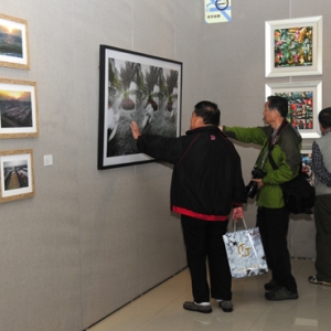 《蜕变》从自然到人造景观——苗一峰摄影图像展”于4月26日开幕 ... ...