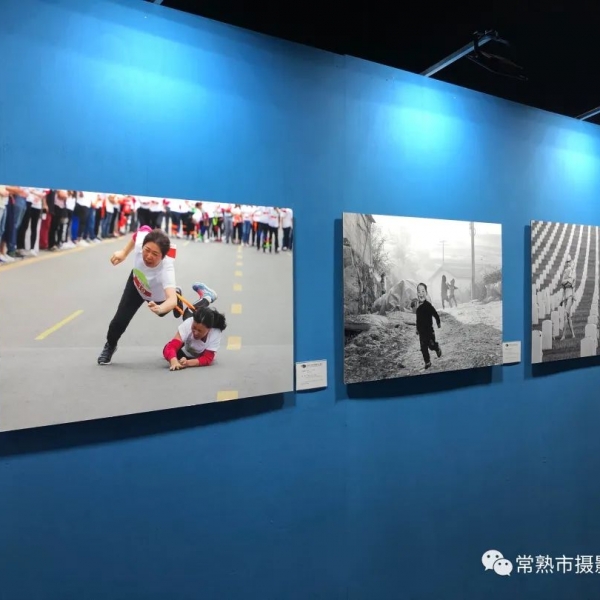 常熟摄影家协会组织集体参观“中国第18届国际摄影艺术展览” ... ...